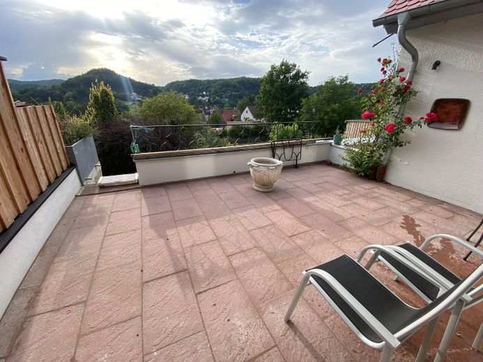Erstbezug nach hochwertiger Sanierung – schönes Mittelhaus mit Terrasse & Talblick & Carport – Terrasse