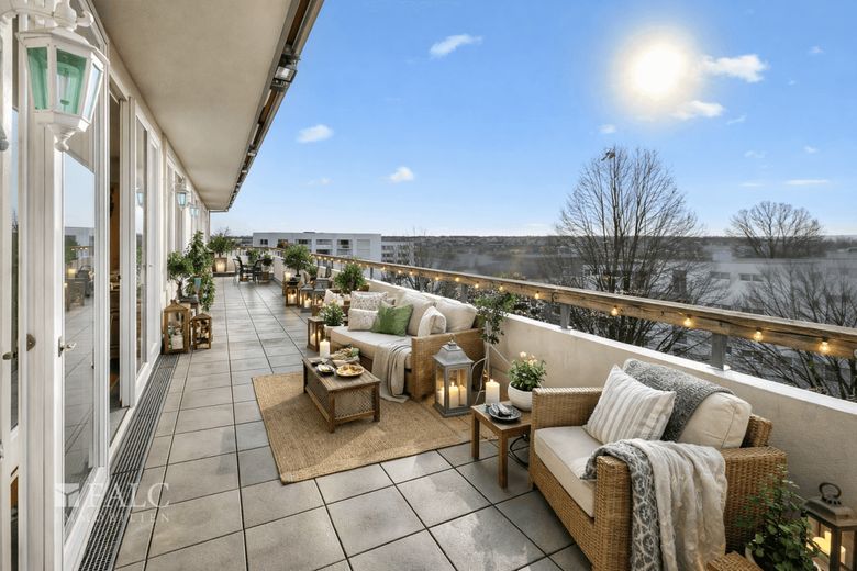 Exklusive Penthouse-Wohnung mit großzügiger Dachterrasse und Bergpanorama – Einrichtungsbeispiel Balkon