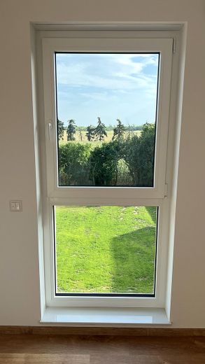 Ruhe mit Blick über Felder: Exklusives wohngesundes Plusenergie-Doppelhaus, S-Bahn fußläufig – Gartenblick