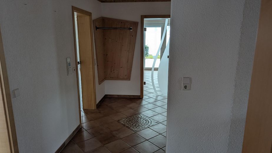 2 Fam.-Haus mit ELW, keine Makler Anfragen !!! – Flur EG