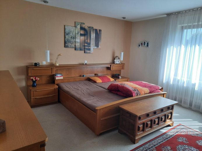 Casa unifamiliare con possibilità di appartamento indipendente/alloggio multigenerazionale su terreno spazioso - senza provvigione – EG Schlafzimmer 1