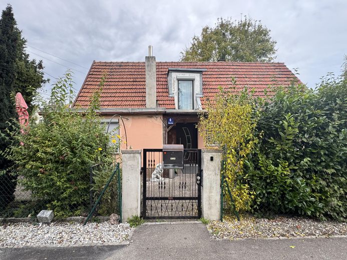 Teilrenoviertes Haus zu verkaufen, renovierungsbedürftig – Foto 1