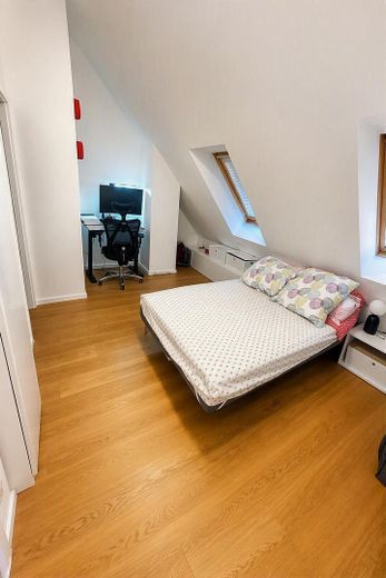 Come vivere in una casa: duplex ammodernato su due livelli con terrazza sul tetto e garage – Foto 9