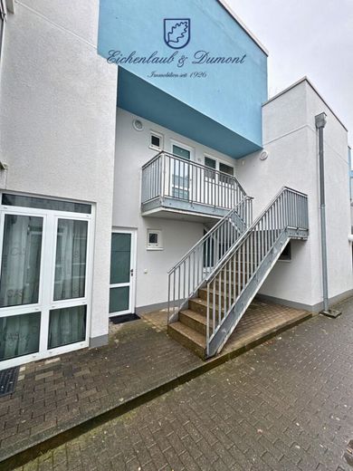 Attraktiv vermietete 3-ZKB Maisonette: Terrasse, Stellplatz, saniert mit neuem Dach und Fenstern – Treppe zum Wohnungseingang