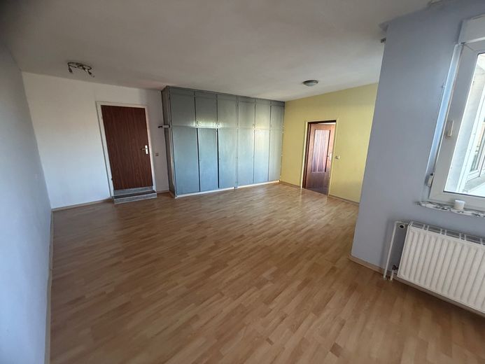 Piso de 3 habitaciones, cocina y baño cerca del aeropuerto de Hahn – Foto 2