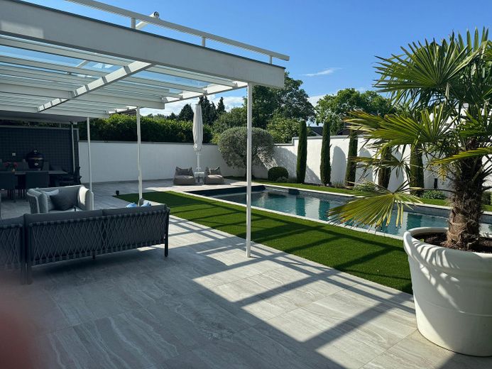Exklusives Wohnen in bester Lage – Traumgarten mit Pool inklusive – GARTEN