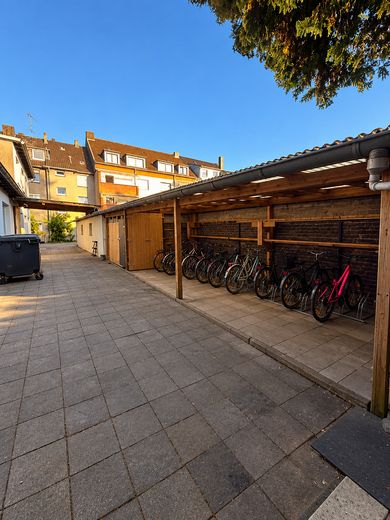 Schöne 4 Zimmer-Wohnung zu vermieten mit Balkon – Überdachter Hofbereich