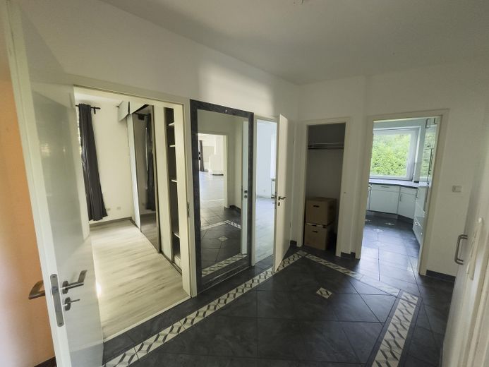 235 m² रहने का क्षेत्र, 1.425 m² का भूखंड | खुली गैलरी, फ़ायरप्लेस और हैम्बर्ग के पास – Flur Eingangsbereich