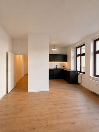 Erstbezug nach Sanierung: Großzügige 2-Zimmer-Altbauwohnung mit Balkon, Aufzug & Einbauküche am Dom – Blick aus Wohnzimmer in Küche