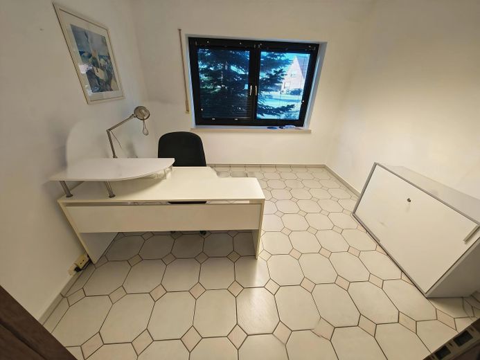 Raumwunder mit Einliegerwohnung & Doppelgarage - provisionsfrei - Erbpacht – Praxis / Zimmer 1