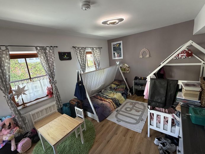 Rarità storica sulla piazza del mercato: appartamento di 3 locali completamente ristrutturato con accogliente balcone – Schlafzimmer zum Innenhof