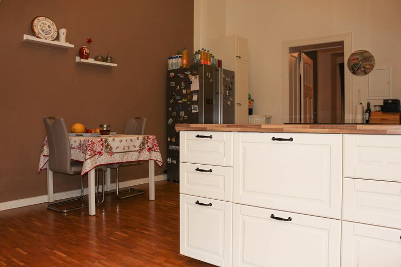 Bezugsfrei nach Vereinbarung: Geräumige Altbauwohnung mit großer Wohnküche – Wohnküche