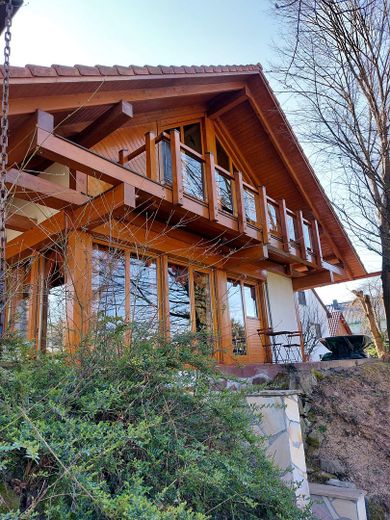 Einzigartiges Holzhaus im Grünen in Randlage und doch zentral – Foto 1