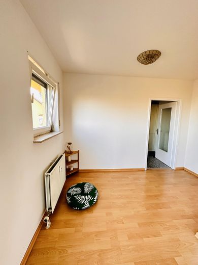 Schöne und helle 2,5 teilmöblierte Zimmer-Wohnung mit Küche, Balkon und Tiefgarage in Leonberg – Foto 4