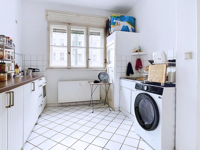 Balcone esposto a sud affacciato sul verde, ottima disposizione, bagno con vasca, cucina abitabile, completamente arredato – Geräumige Wohnküche
