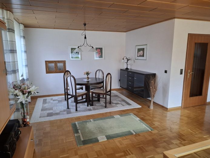 Wohnzimmer mit Essbereich