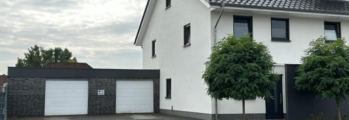 Haus mit Garagen und Auffahrt