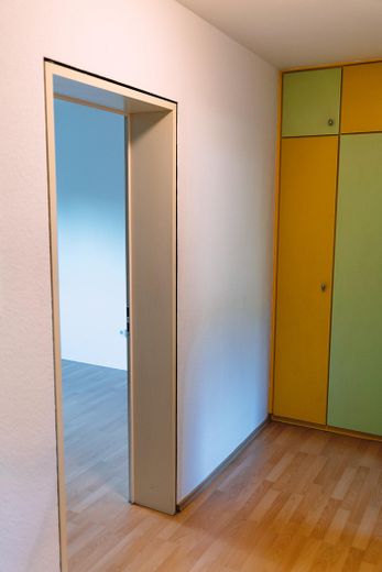 Natychmiast dostępne: piękne mieszkanie 2-pokojowe z loggią od zachodu i zmodernizowaną łazienką – Einbauschrank