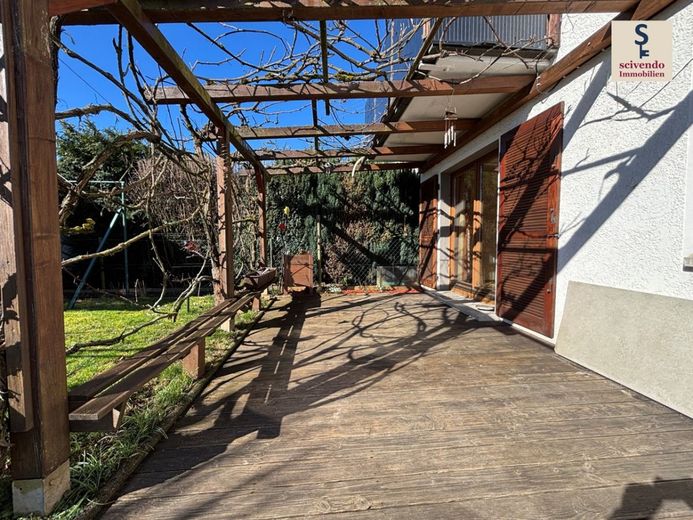 Familienhaus mit Garten in ruhiger Lage – Pergola_Terrasse