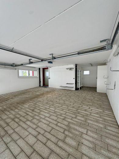 Casa unifamiliare indipendente in una posizione speciale ai margini dei campi, con ampie superfici terrazzate – Doppelgarage mit Zugang zum Ha