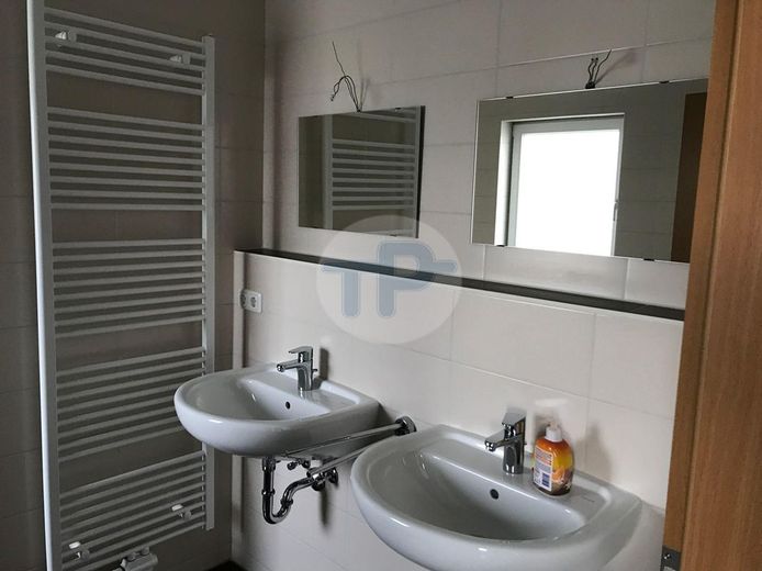 RESERVIERT! WALMDACHBUNGALOW MIT GARAGE UND CARPORT IN TRAUMHAFTER SIEDLUNGSRANDLAGE – Bad (2)