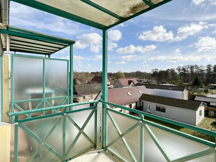 Vermietete 3-Zimmer-Wohnung mit Einbauküche und Südbalkon – Kapitalanlage in Bützow – Balkon 