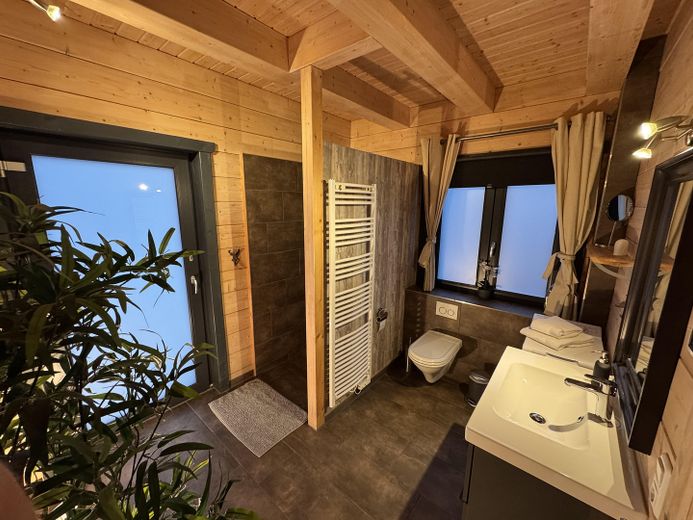 6 casas de troncos/casas de vacaciones con muy buena rentabilidad, en ubicación privilegiada. Venta individual o conjunta posible. – Foto 16