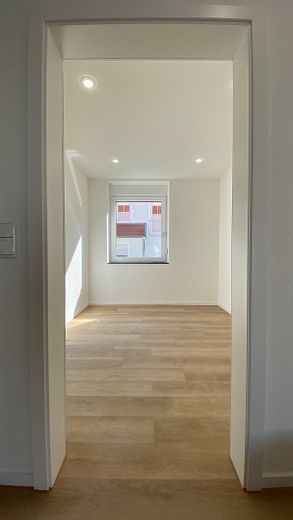4-Zimmerwohnung in Traumlage mit Kachelofen, Balkon, Dachterrasse, Gästebad und Garage – Zimmer 1