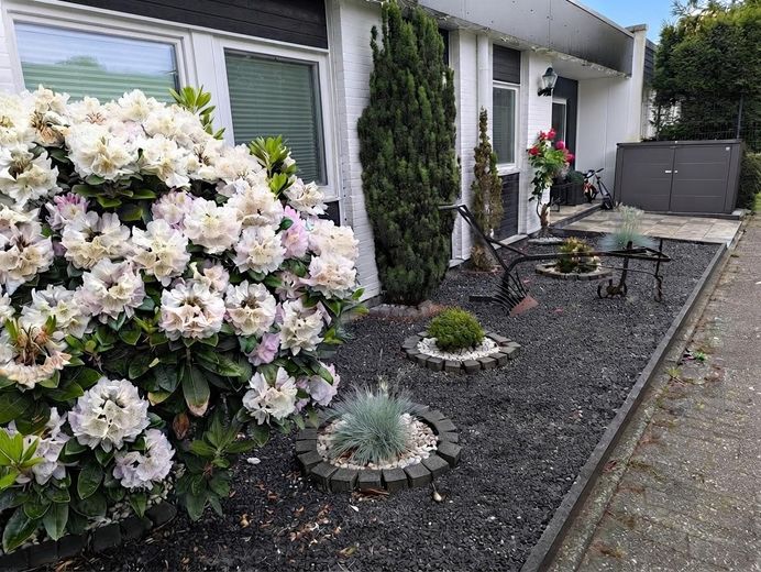 Bungalow mit mitoyenneté rénové sur le plan énergétique (A+) avec patio-jardin privé et vue dégagée sur la verdure – Vorgarten