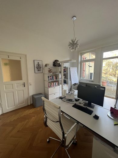 Office mit eigenem Balkon, Blick in's Grüne & Gemeinschaftsküche mitten im Stuttgarter Norden – Büroraum