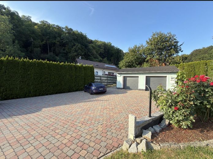 Bungalow m. Einliegerwohnung – Doppelgarage