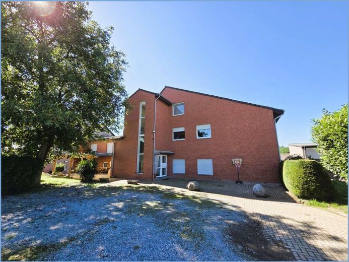 Bezugsfreies Ein- bis Zweifamilienhaus mit 4 Garagen und angrenzendem 4-Parteienhaus zzgl. Baugrundstück in Linnich-Hottorf – Foto 1