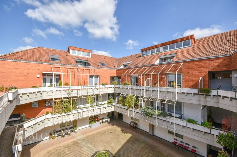 Stilvolle Maisonette mit Balkon, TG-Stellplatz &amp; Aufzug – Innenhof