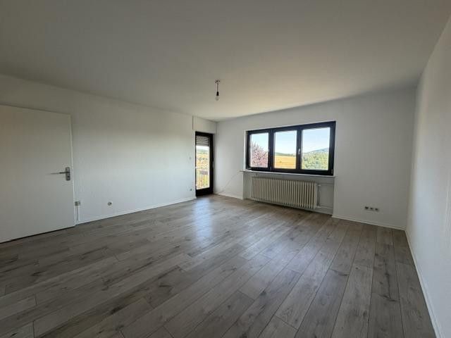 Świeżo wyremontowane 4-pokojowe mieszkanie na parterze w Züntersbach– duży balkon, bezbarierowa łazienka i doskonałe połączenia komunikacyjne – Wohnzimmer