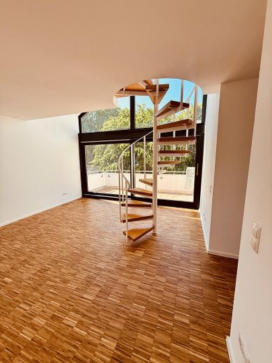 Maisonette-Traum in Alt-Weiden: Galerie, großzügige Dachterrasse und moderne Wärmepumpe – Wohnzimmer Richtung Balkon