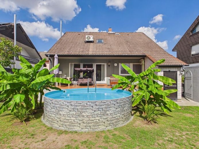Modernisiertes Refugium in Sackgassenlage: Freistehend mit Süd-Garten, Pool & 248 m² Nutzfläche – Foto 1