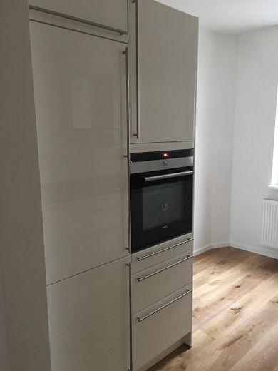 Stilvoll kernsanierte 4-Zi-Altbau-Wohnung – Wohnküche