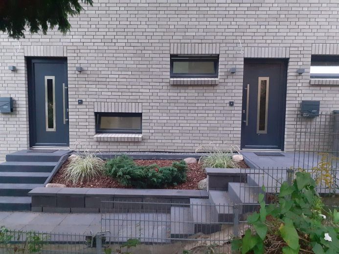 Neubau – Erstbezug | 2-Zimmer-Maisonettewohnung | Terrasse | EBK – Eingänge