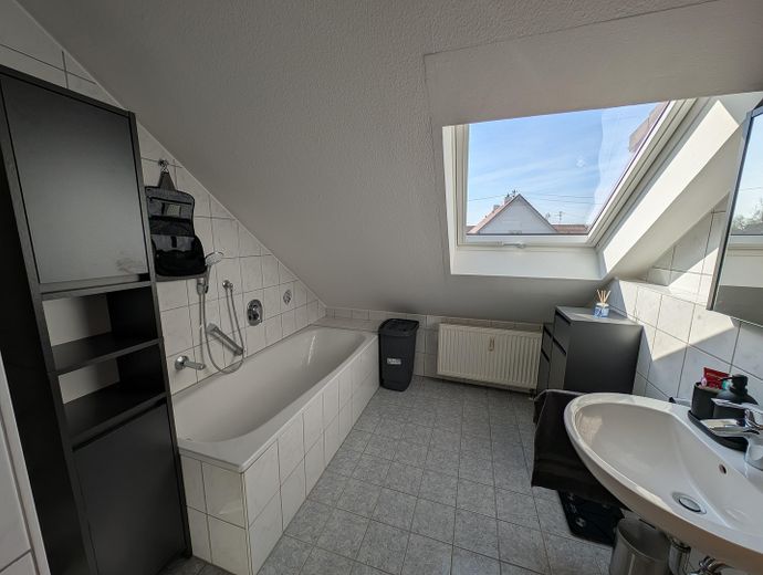 Çekici 2 odalı daire, küvet+duşlu banyo, garaj, balkon - komisyonsuz – Bad mit Fenster