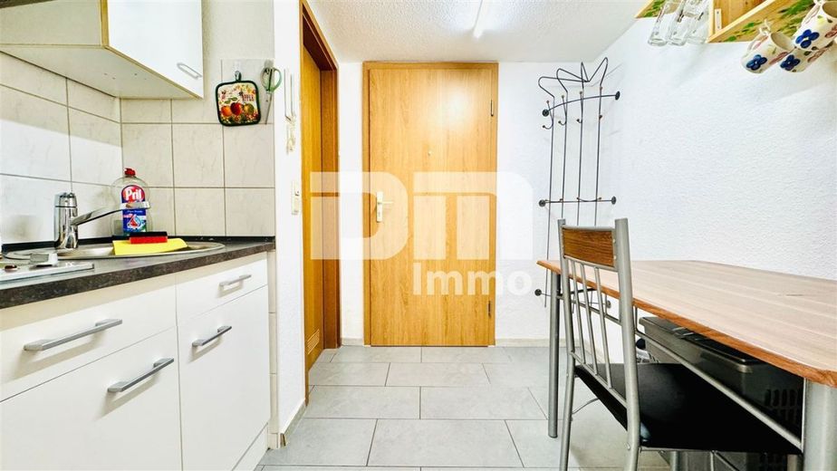 Kompaktes Apartment BJ 1991 im Souterrain in ruhiger Wohnanlage – Flur / Küche / Pantry Küche