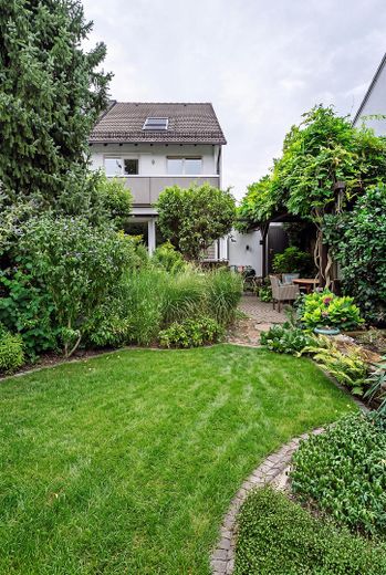 Großzügige Doppelhaushälfte mit Wohlfühlgarten in ruhiger Lage - provisionsfrei von privat – Gartenansicht Haus