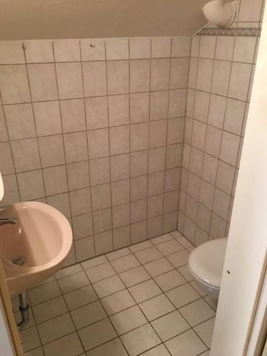 Toilette inkl. Waschbecken