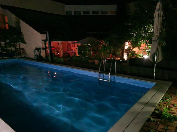 Prämierte Architektenvilla mit Pool & ELW in Pfarrkirchen: Nur ~200€ Energiekosten (Klasse A)! – Wellness im eigenen Garten