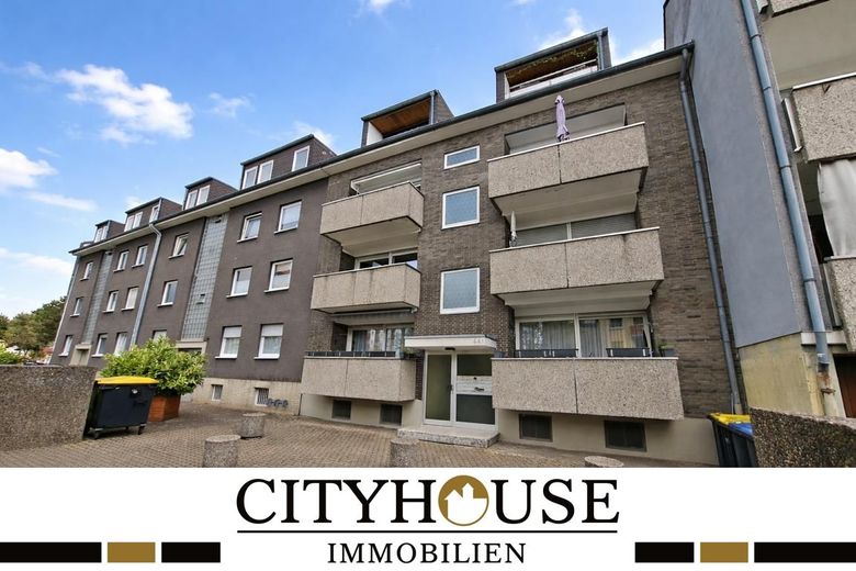 CITYHOUSE: Gute Kapitalanlage 2 Zimmer Wohnung solide vermietet mit Balkon, Keller in zentraler Lage – Vorderansicht Mehrfamilienhaus
