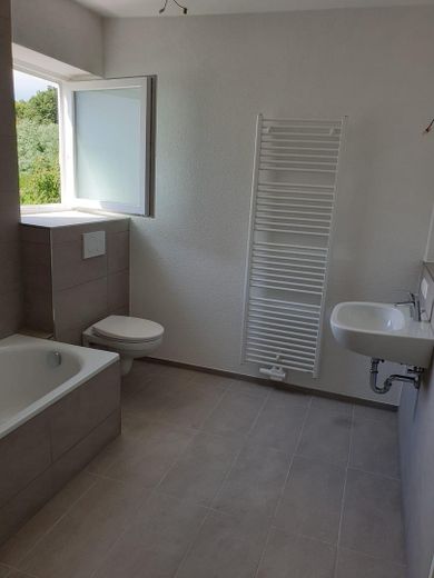 Traumhaftes Zweifamilienhaus mit Garten, Waldblick, Pool, Sauna & Mieteinnahmen – OG Badezimmer