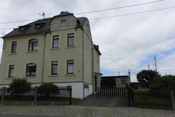 Teilsaniertes 1-3-Familienhaus mit viel Nebengelass und großem Grundstück in ländlicher Lage - ideal für Handwerker oder große Familie geeignet!