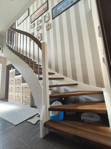 neuwertige smarte Stadtvilla in Bernau bei Berlin ideal für Familien – Treppe ins Obergeschoss