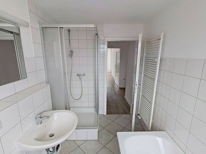 Ideale per famiglie e coppie: confortevole appartamento di 3 locali con loggia e molto spazio contenitivo – Ansicht I: Badezimmer