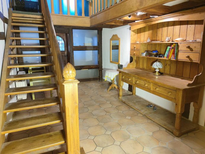 Sin intermediarios: finca con entramado de madera de alrededor de 1720 – aprox. 1.030 m² de superficie habitable/útil, salón, taller, edificio anexo – Flur mit offener Treppe