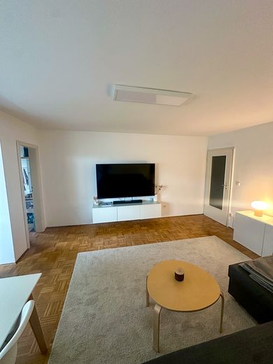 Bezugsfreie 2-Zimmer-Wohnung mit renoviertem Balkon & Fenster in Berg am Laim – provisionsfrei – Wohnzimmer mit Balkon